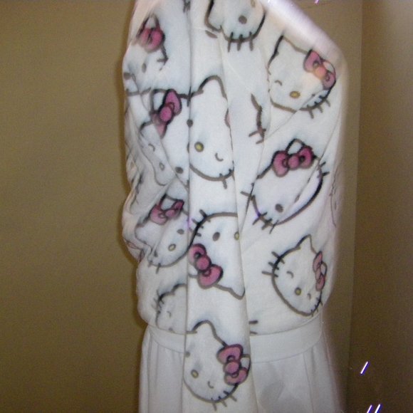 Hello Kitty White Plush Fleece Sweatshirt by Sanrio JR. Women's Sizes New Sealed - Picture 7 of 12
